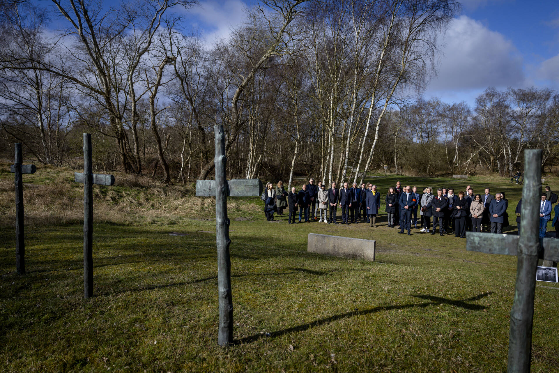 De Kamerdelegatie bij het monument op de Waalsdorpervlakte