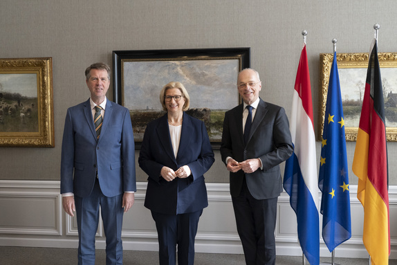 Martin Bosma, voorzitter Tweede Kamer (l), Anke Rehlinger, voorzitter Bundesrat (m) en Jan Anthonie Bruijn, voorzitter Eerste Kamer (r)