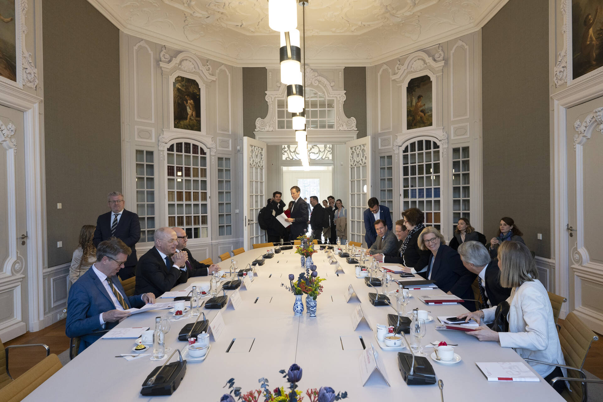 De Voorzitters van Eerste en Tweede Kamer in gesprek met de Voorzitter van de Bundesrat.