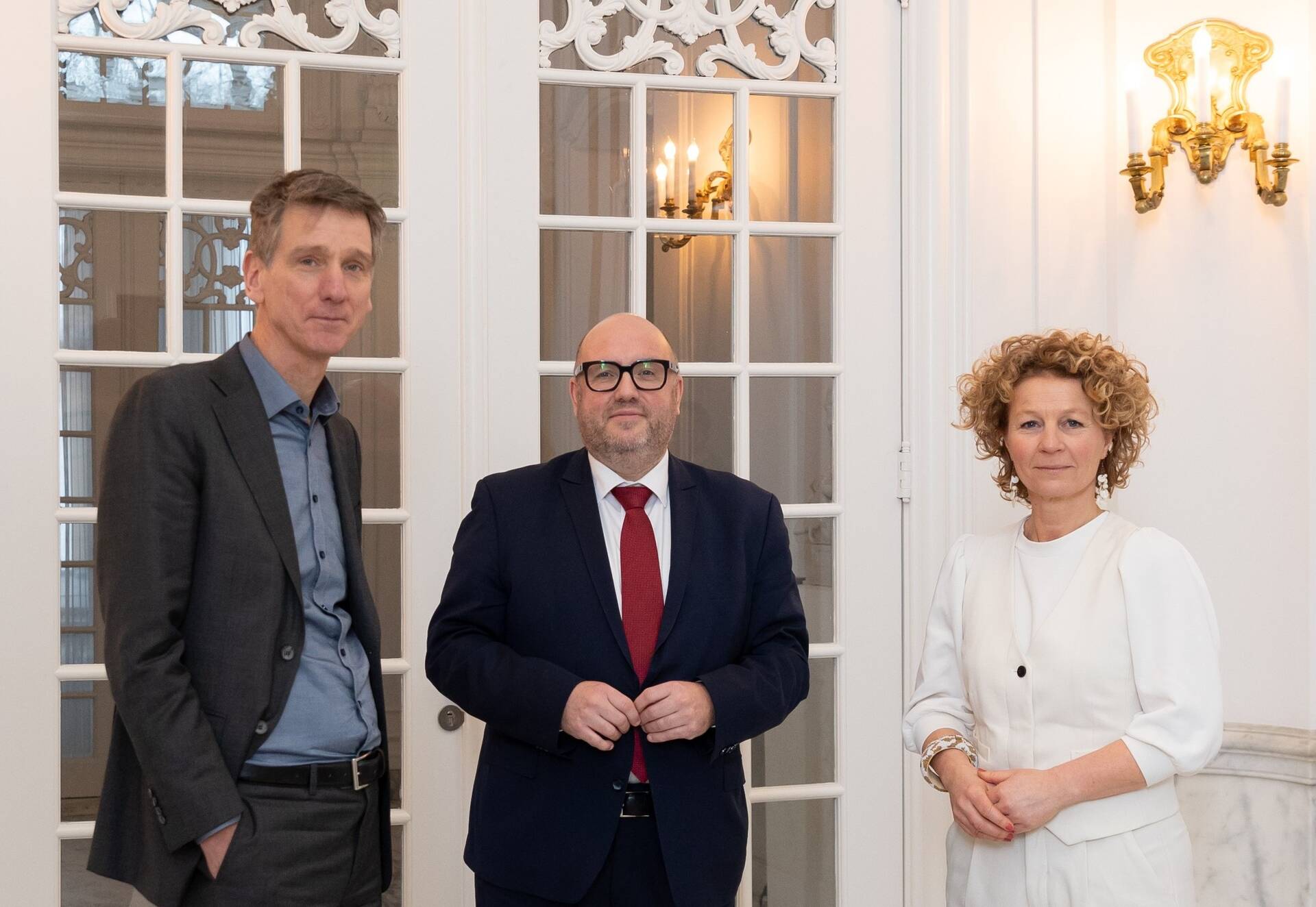 Van links naar rechts: Luuk van Luijk (directeur Inhoud), Remco Nehmelman (Griffier) en Kim Nagtzaam (directeur Organisatie) vormen samen het managementteam van de ambtelijke organisatie van de Eerste Kamer