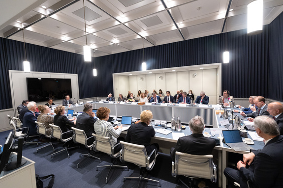 Leden van de commissie Justitie en Veiligheid in gesprek met deskundigen over de rechtsstaat.
