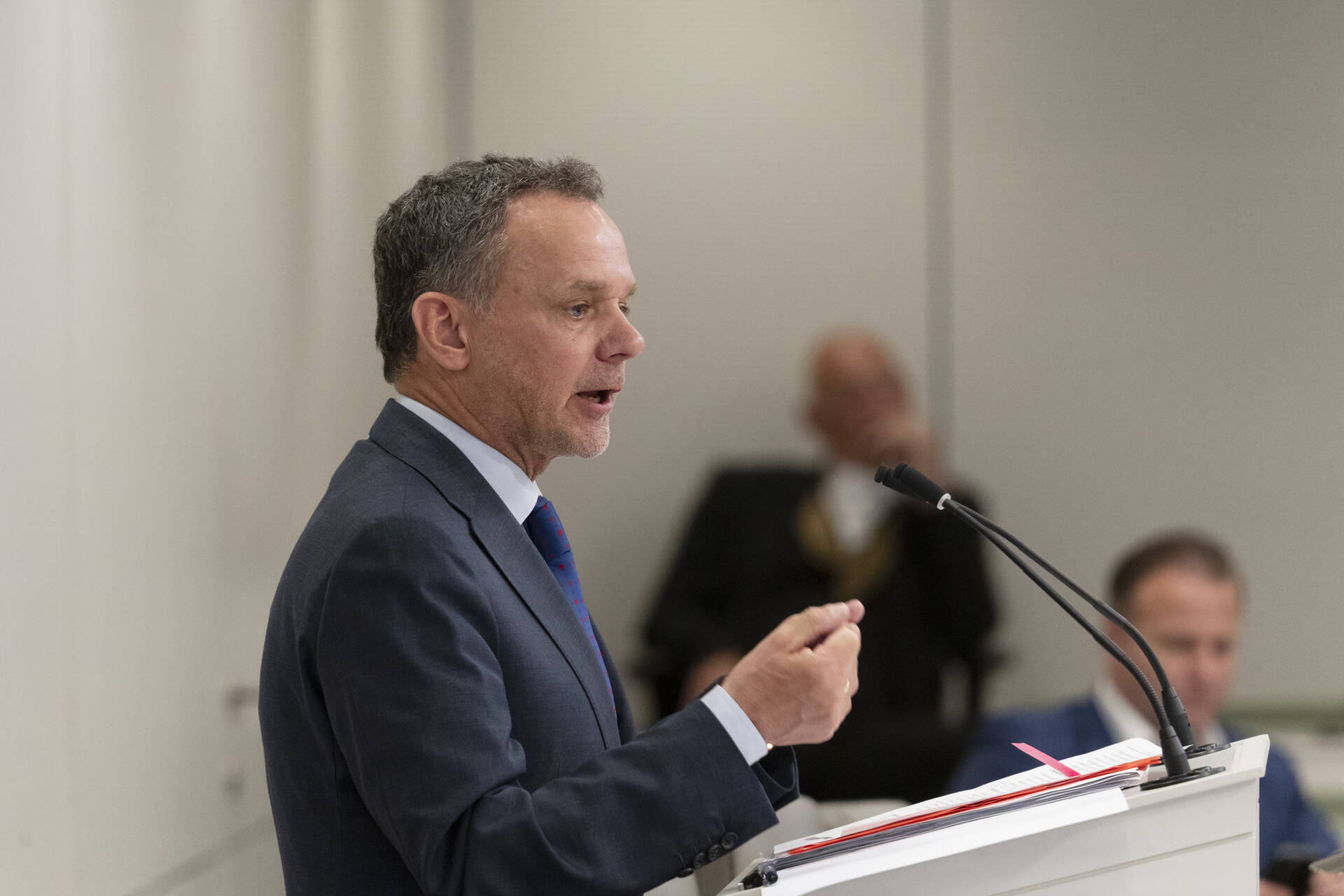 Minister Veldkamp tijdens het debat op 22 april 2025