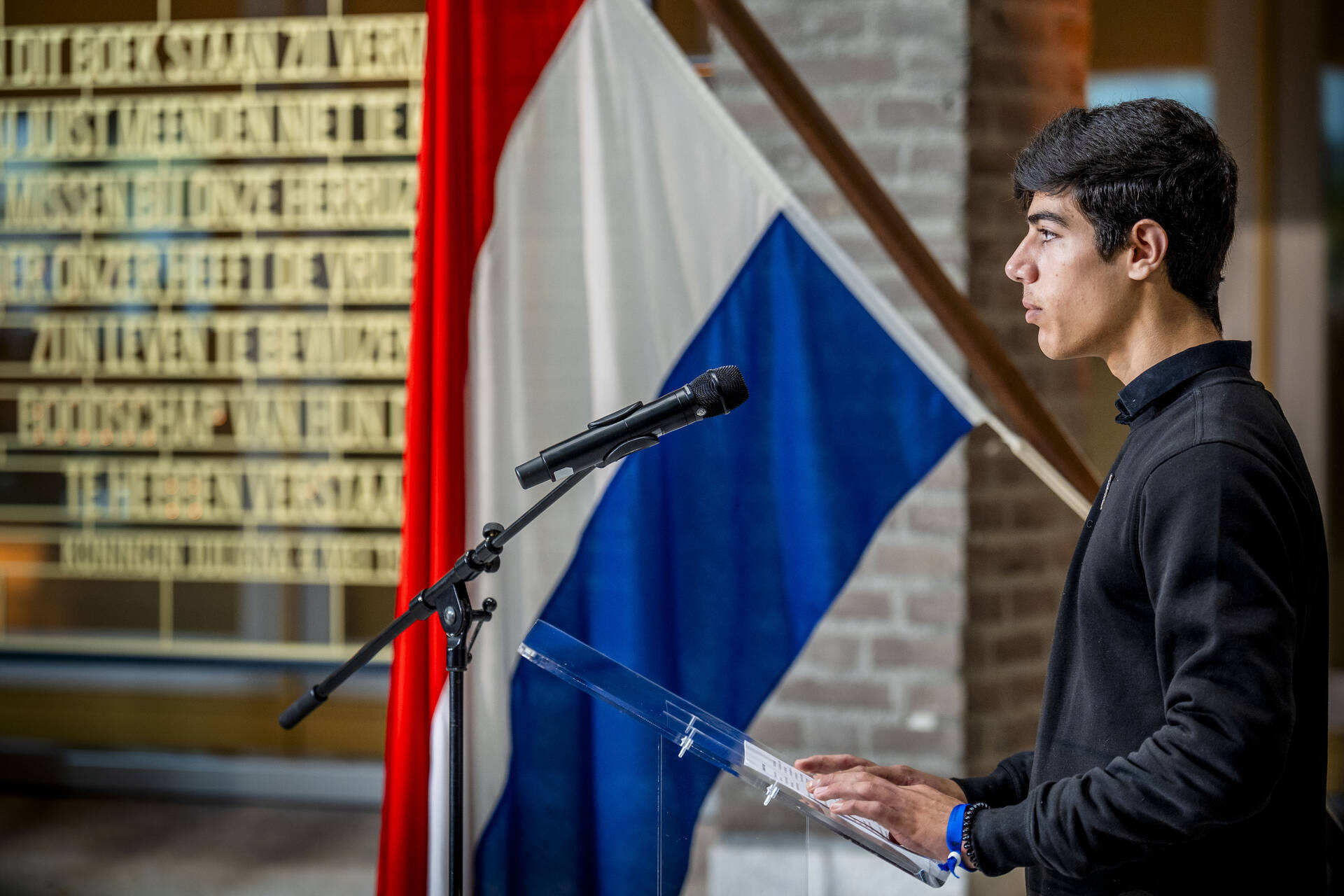 Leerlingen van de Johan de Witt Scholengroep uit Den Haag lazen gedichten voor