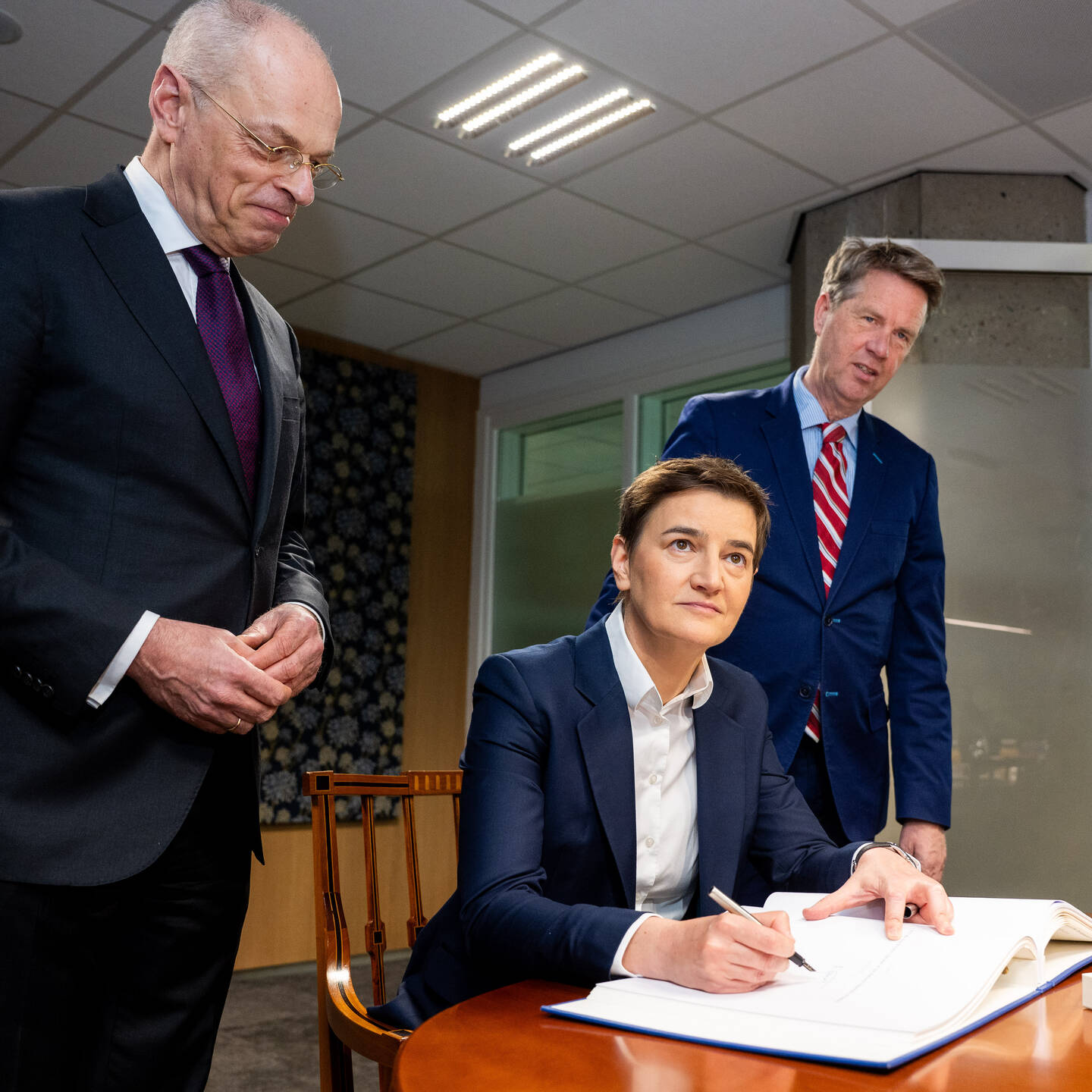 De Servische parlementsvoorzitter Brnabić tekent het gastenboek.