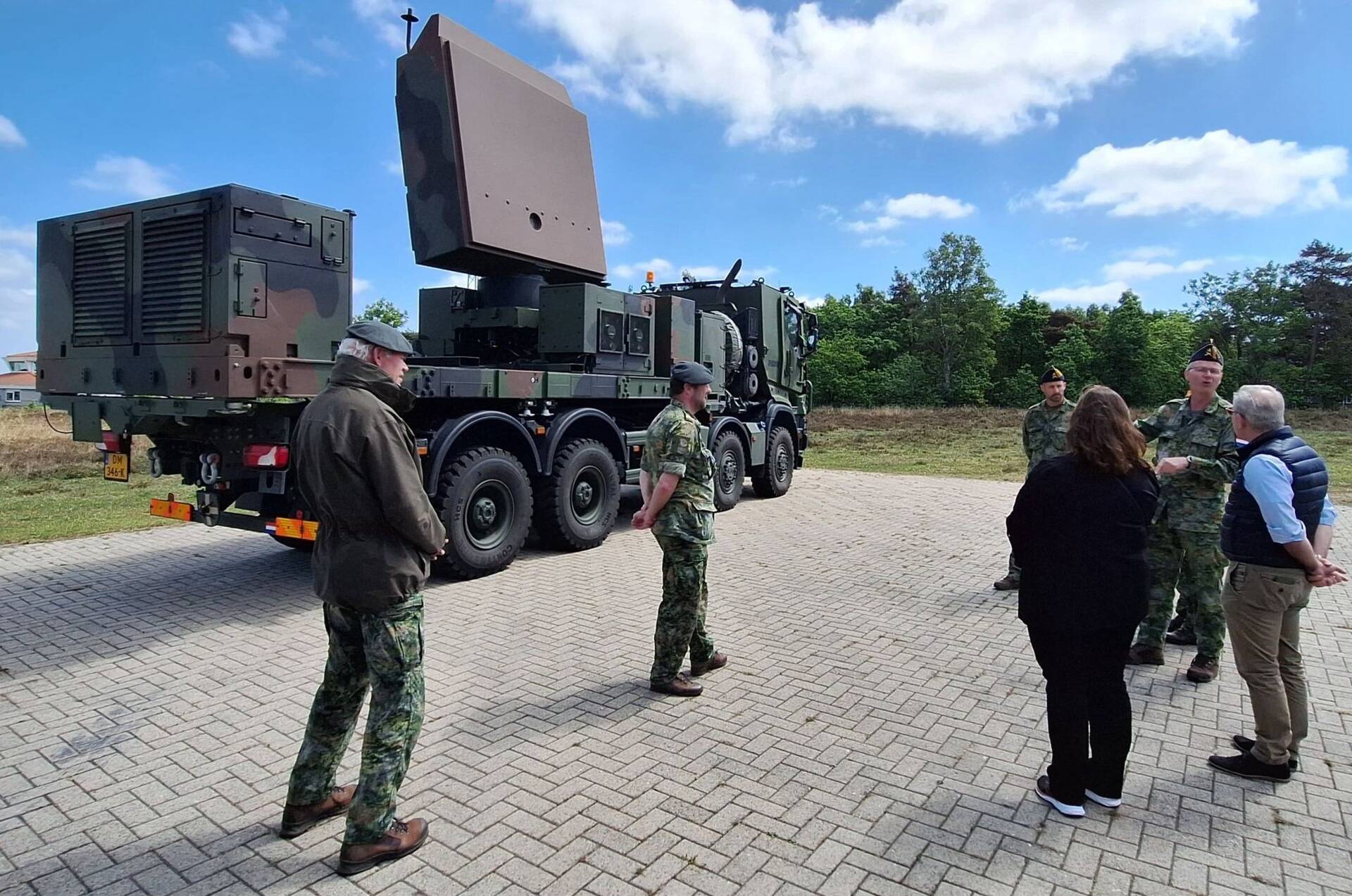 Leden van de commissie Buitenlandse Zaken, Defensie en Ontwikkelingshulp op het militair oefenterrein 't Harde