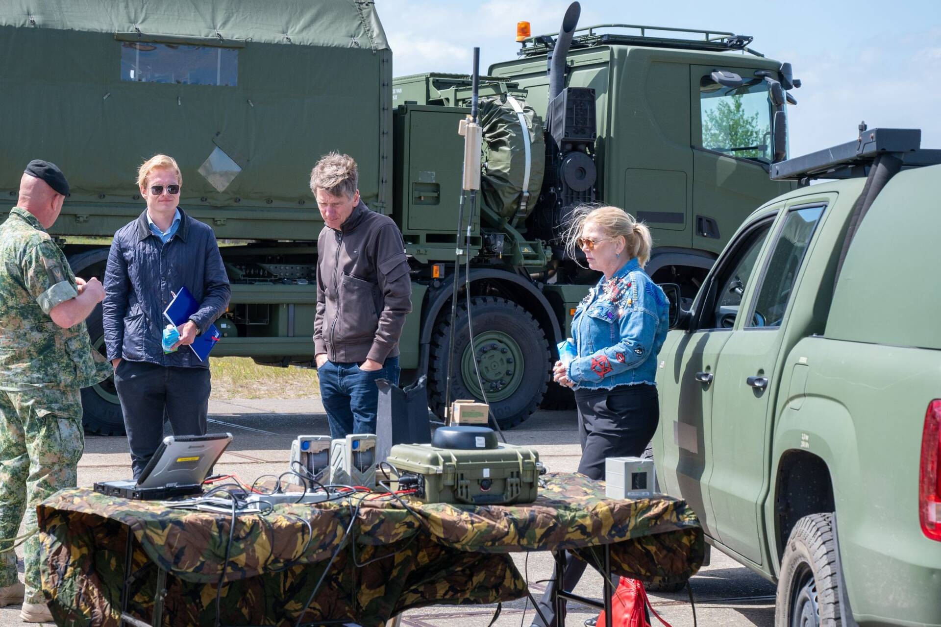 Leden van de commissie Buitenlandse Zaken, Defensie en Ontwikkelingshulp op het militair oefenterrein 't Harde