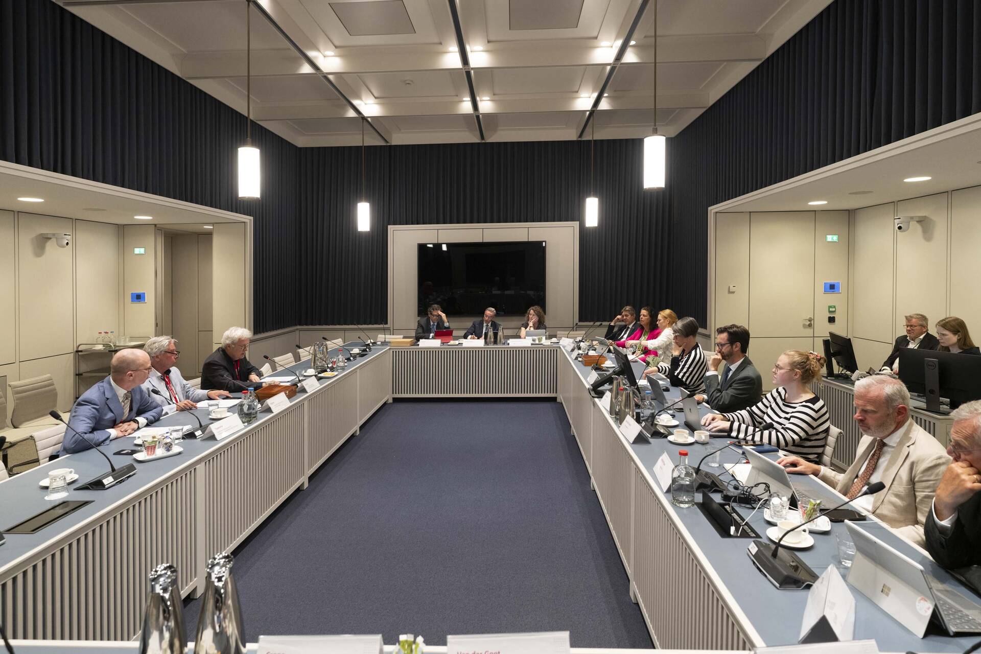 Leden van de commissie Economische Zaken/Klimaat en Groene Groei in gesprek met deskundigen over de afhandeling van mijnbouwschade.