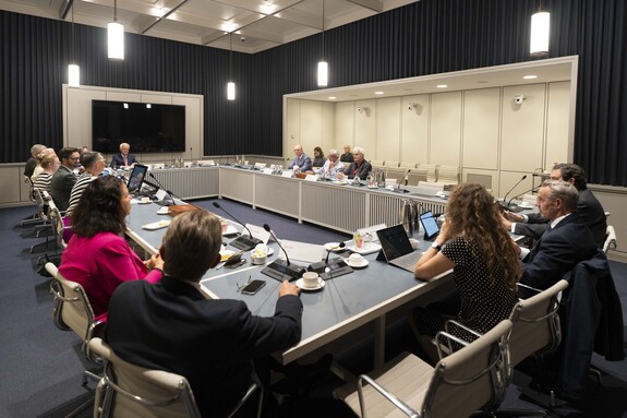 Leden van de commissie Economische Zaken/Klimaat en Groene Groei in gesprek met deskundigen over de afhandeling van mijnbouwschade.