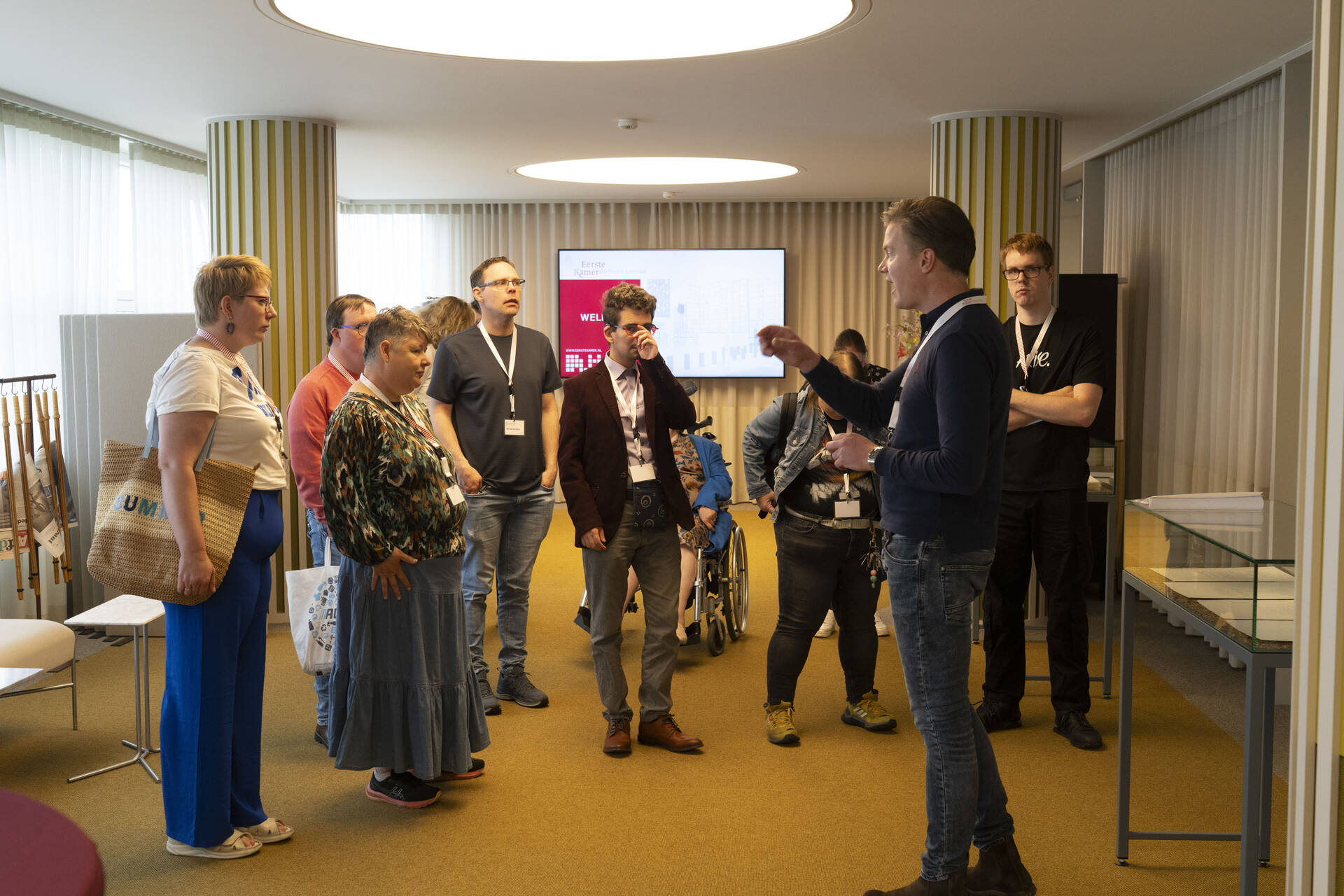 Collega Mathijs Eskes leidt de prokkelaars rond door de Eerste Kamer.