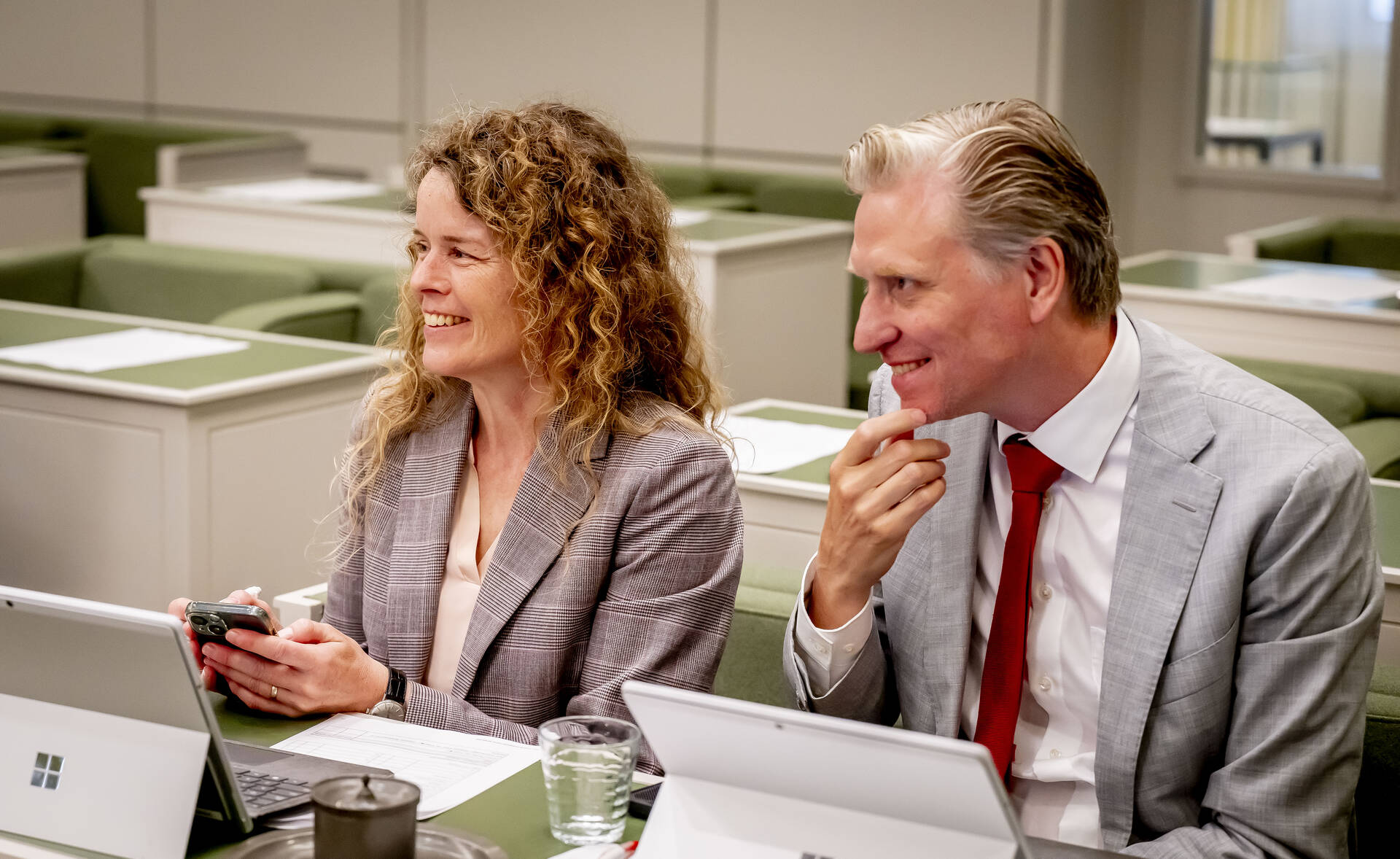 Senator Visseren-Hamakers (PvdD) en senator Van Apeldoorn (SP