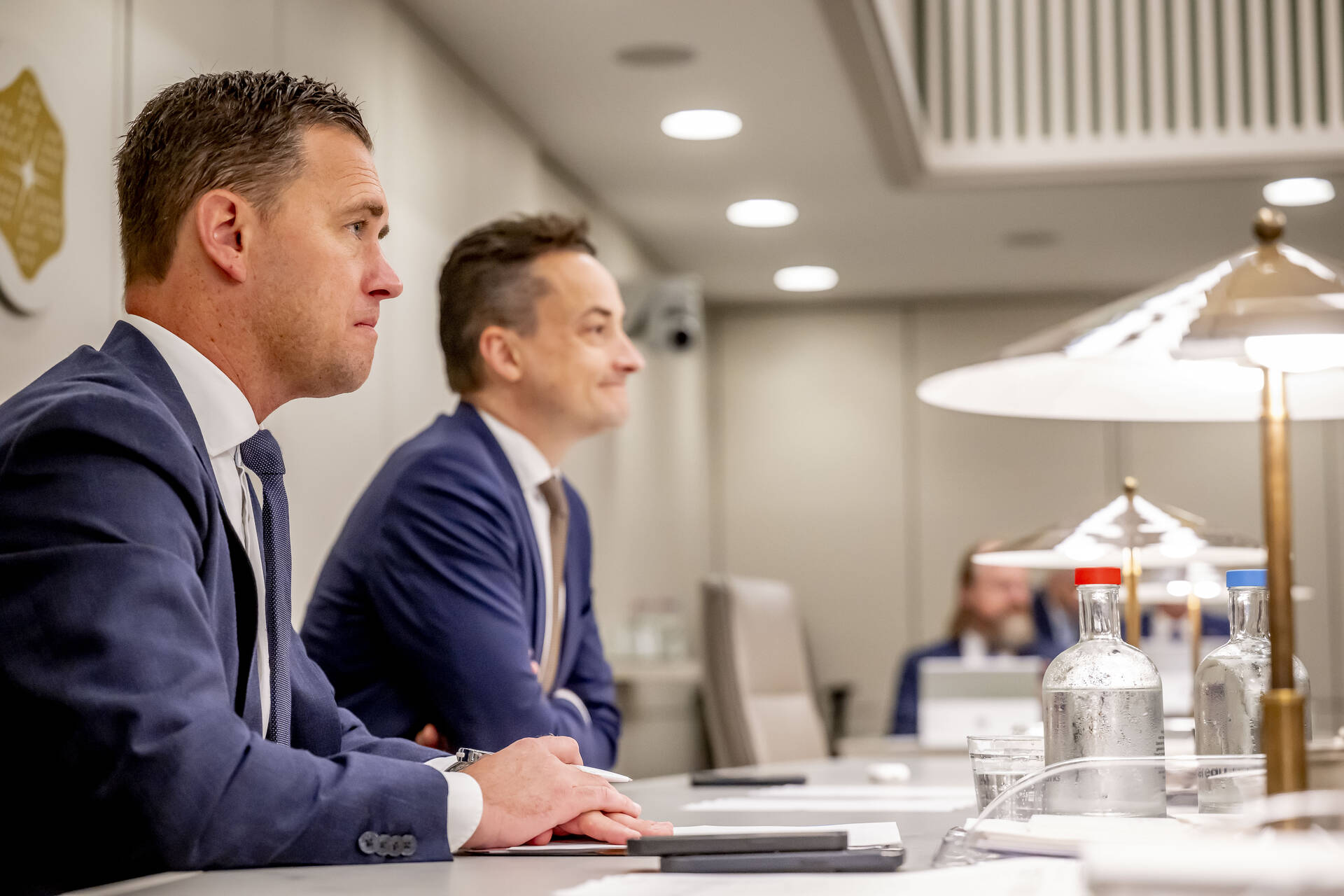 Demissionair minister Heinen en demissionair staatssecretaris Van Oostenbruggen tijdens het debat op 1 juli 2025