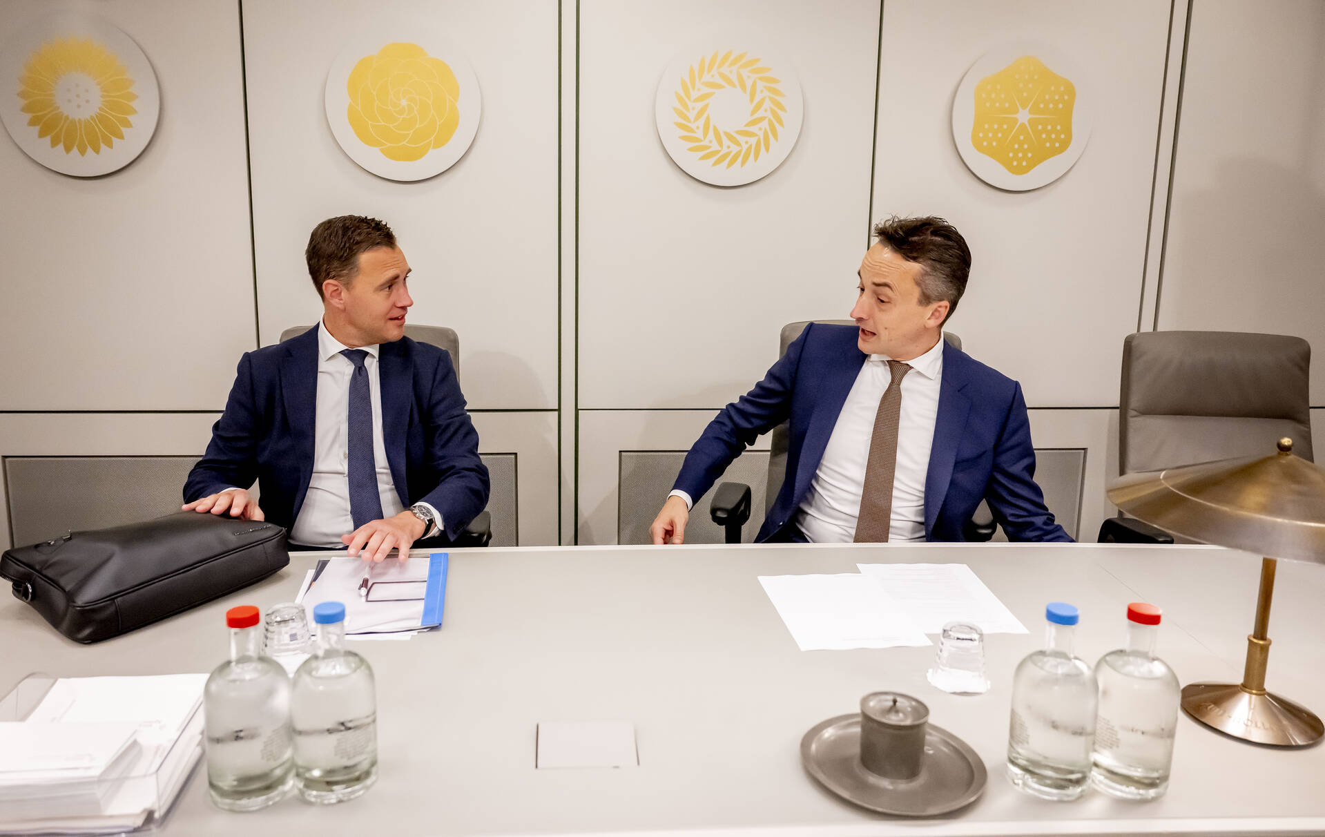 Demissionair minister Heinen en demissionair staatssecretaris Van Oostenbruggen tijdens het debat op 1 juli 2025