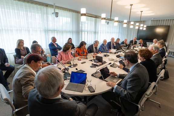 De commissie voor Immigratie en Asiel/JBZ-raad in gesprek over Asielnoodmaatregelenwet.