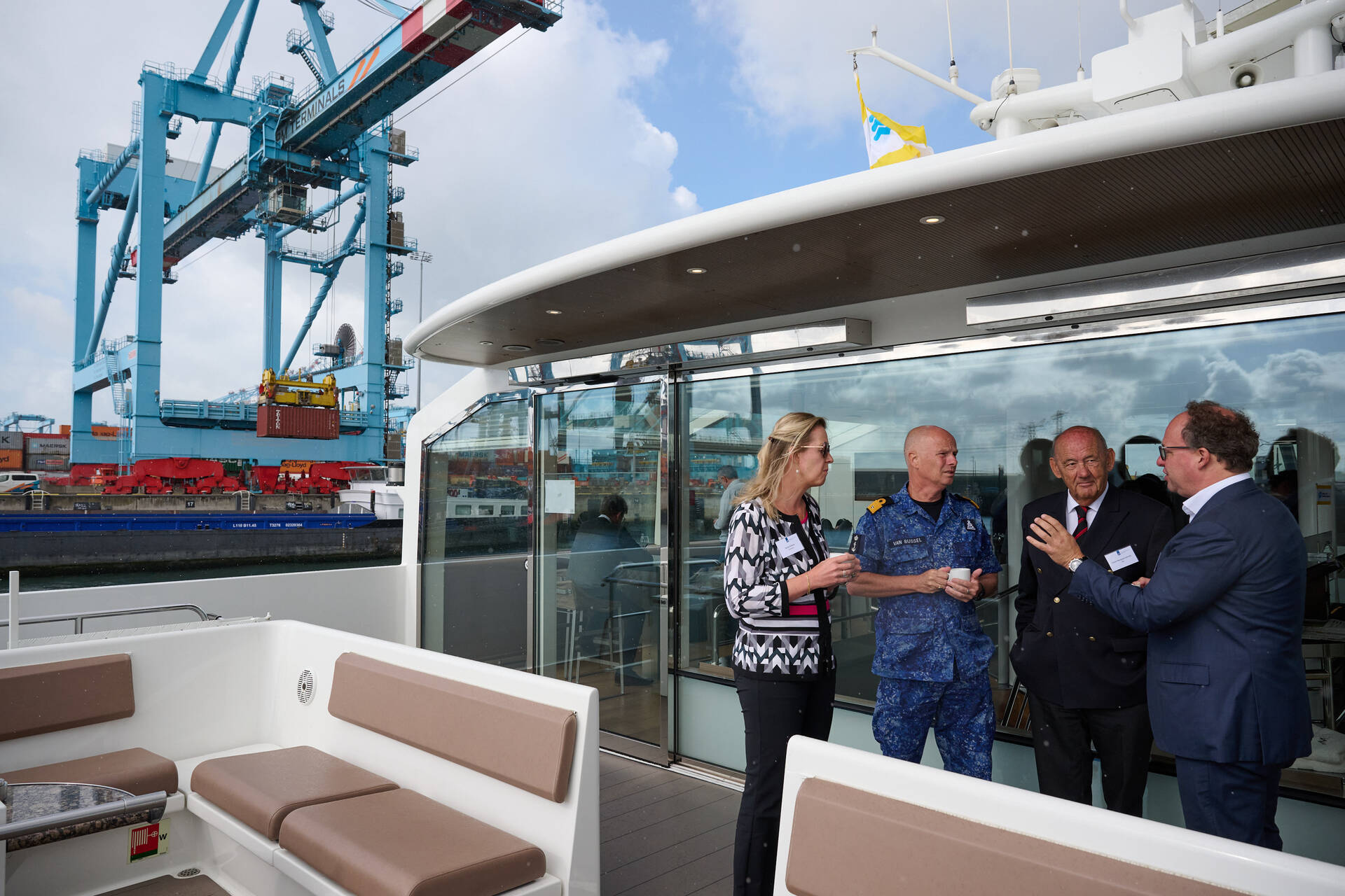 Leden van de commissie Buitenlandse Zaken, Defensie en Ontwikkelingshulp op bezoek bij het Defensie Ondersteuningscommando