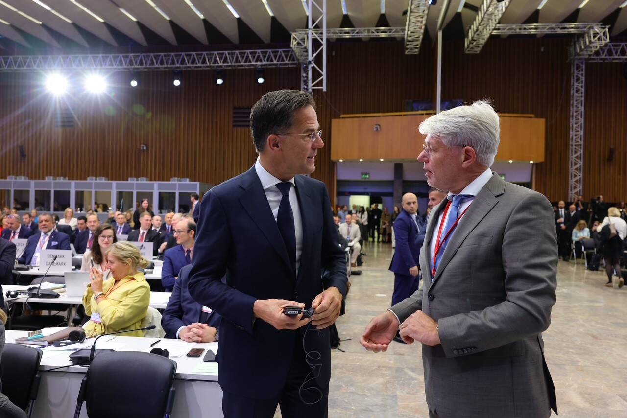 Senator Kroon in gesprek met Mark Rutte, secretaris-generaal van de NAVO