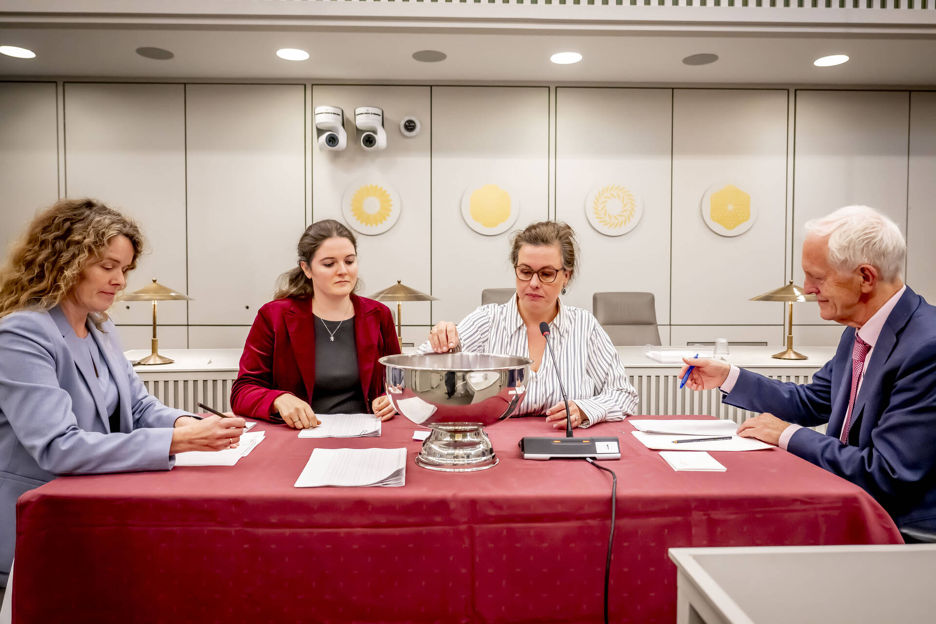Het stembureau: Ingrid Visseren (PvdD), Lies van Aelst (SP), Annabel Nanninga (JA21) en Auke van der Goot (OPNL)