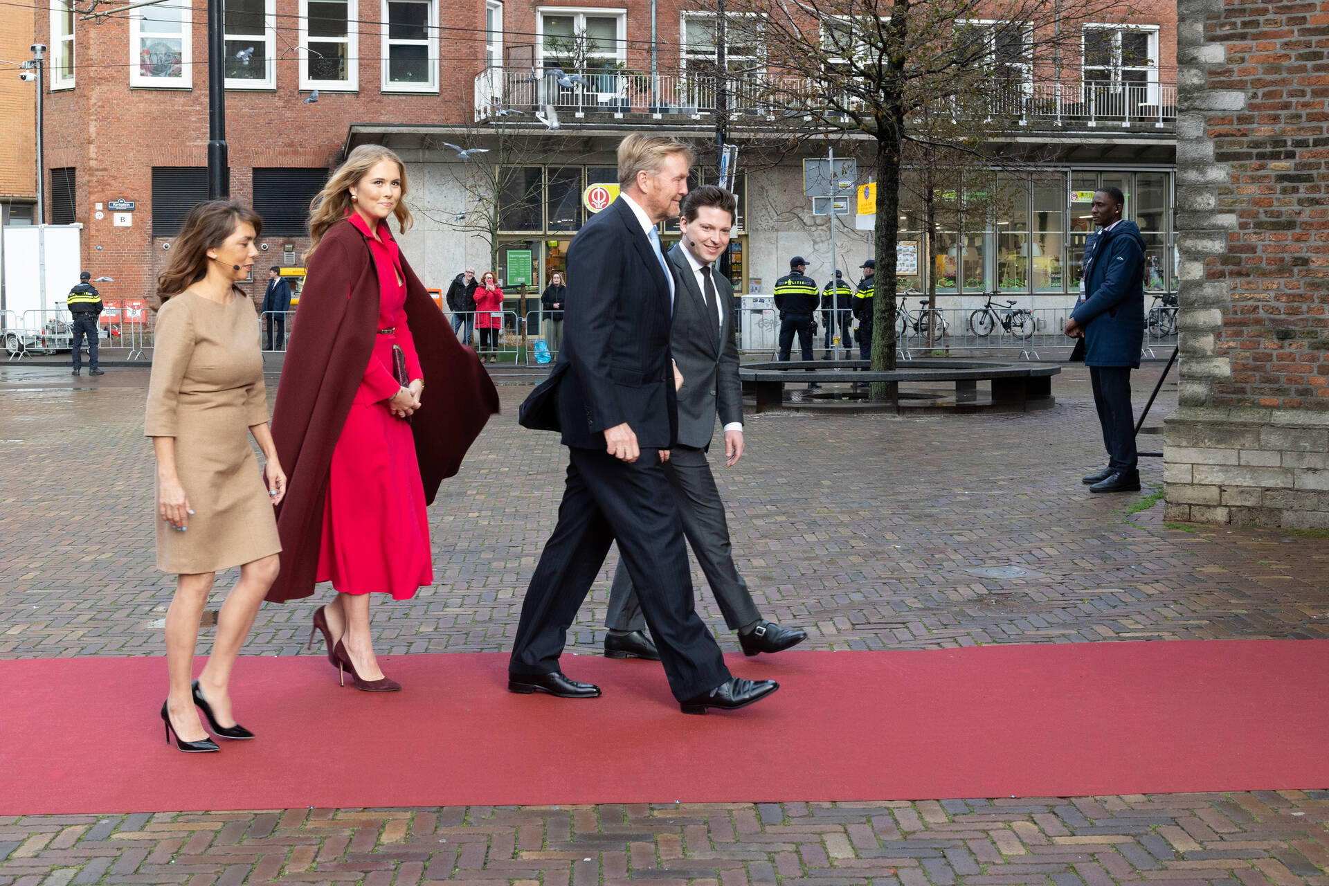 Aankomst bij de Grote Kerk in Den Haag, waar de viering plaatsvond