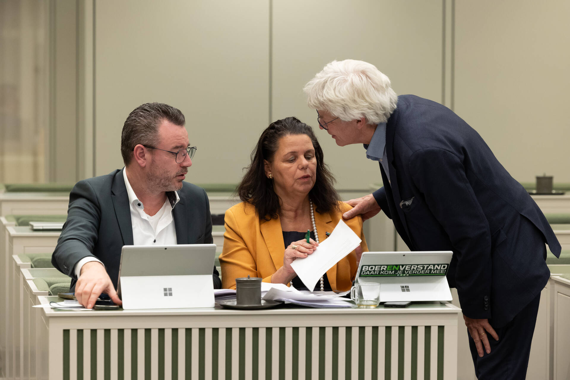 Senator Crone (GroenLinks-PvdA) overlegt met senator Van Langen en senator Lievense (beiden BBB)