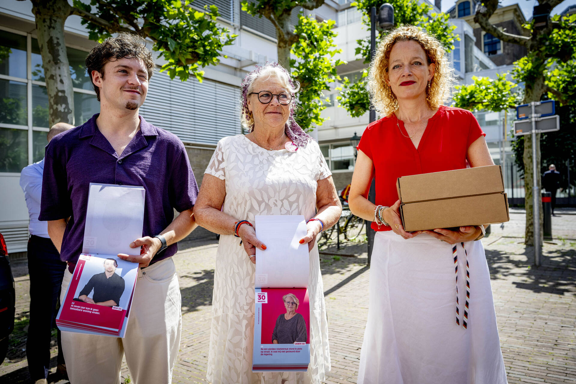 Naast Aedes waren er ook twee voormalig woningzoekenden meegekomen en een vertegenwoordiger van een Rotterdamse woningcorporatie (rechts)
