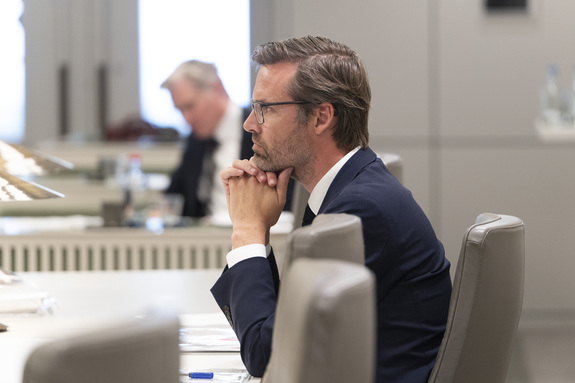 Minister Sjoerdsma tijdens het debat op 16 juni 2026