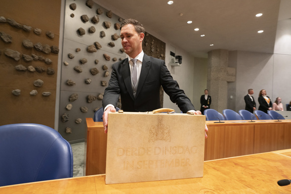 Minister Heinen van Financiën met het koffertje met daarin de Miljoenennota op Prinsjesdag 2024