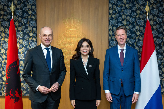 V.l.n.r.: Jan Anthonie Bruijn (Eerste Kamer), Elisa Spiropali (Albanië) en Martin Bosma (Tweede Kamer)