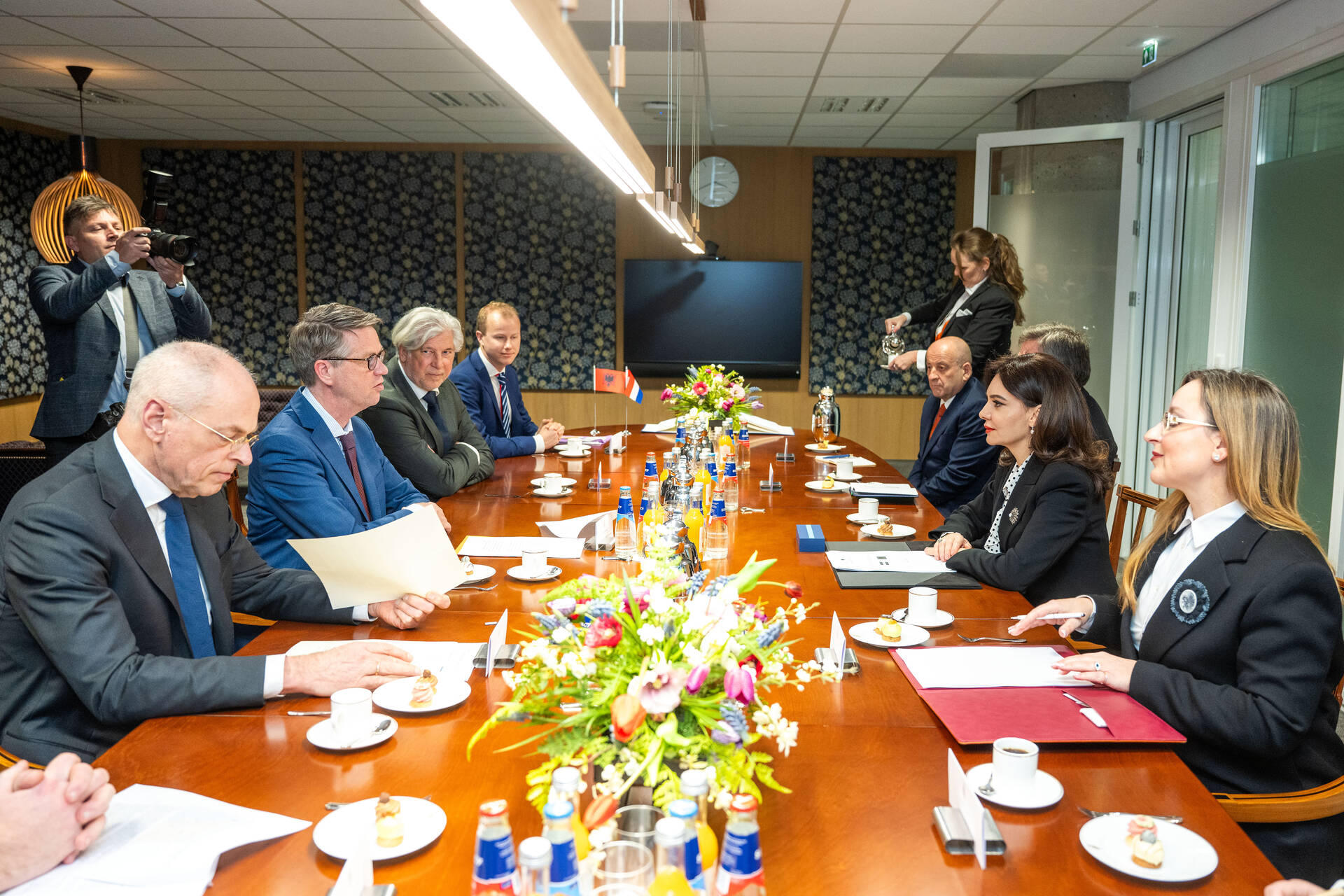 De Albanese en Nederlandse delegatie met elkaar in gesprek