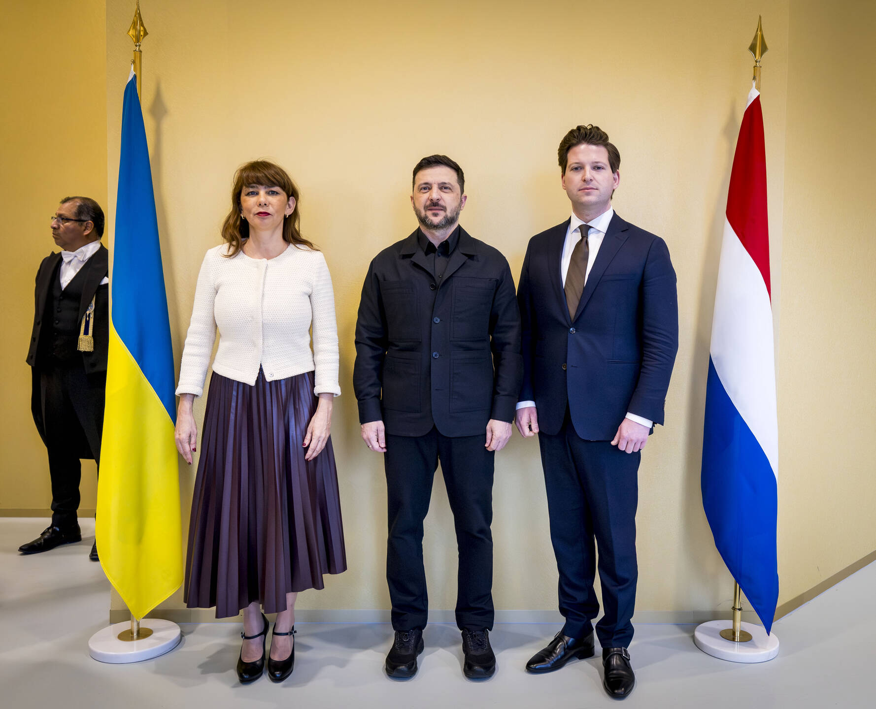 Eerste Kamervoorzitter Vos en Tweede Kamervoorzitter Van Campen poseren met Zelensky